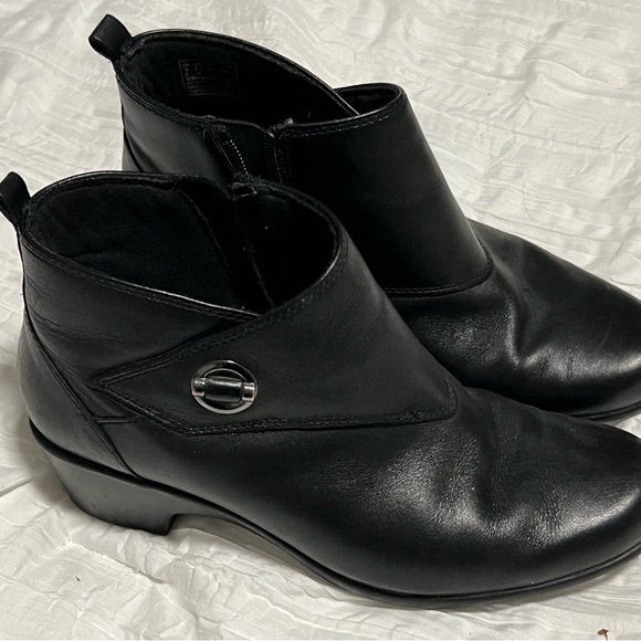 Clarks Shoes - Clarks Short Black Ankle Boots 8.5 Shoes